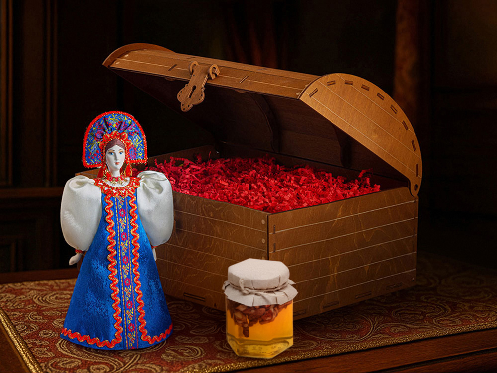 Подарочный набор: кукла фарфоровая, мёд с гецким орехом