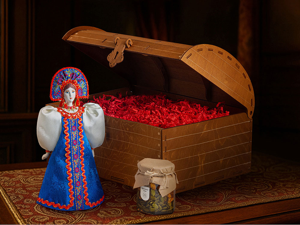 Подарочный набор: кукла фарфоровая, мед, синий